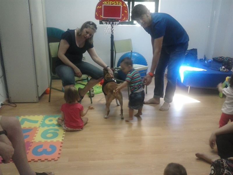 Jóvenes con Síndrome de Down de Badajoz participan en un Programa de Terapia canina asistida
