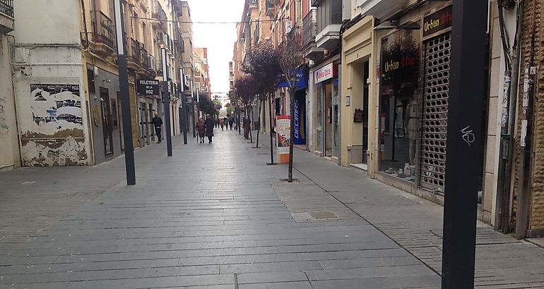 La Policía Local retira seis perros encerrados en una terraza de la calle Menacho de Badajoz desde hace días