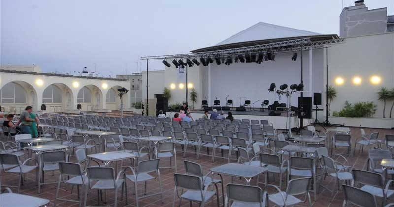 El grupo Quijotes mezclará temas propios y versiones de éxitos de los 90 en el concierto 'Nada es mejor' en Badajoz