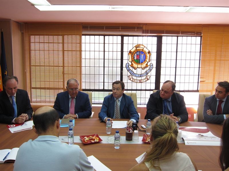La Cámara de Comercio de Badajoz y la Universidad Camilo José Cela ponen en marcha un grado en Derecho semipresencial
