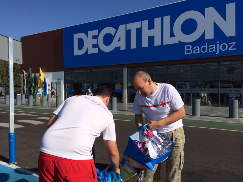 Decathlon Badajoz, colabora con Cruz Roja y entrega dos kits deportivos