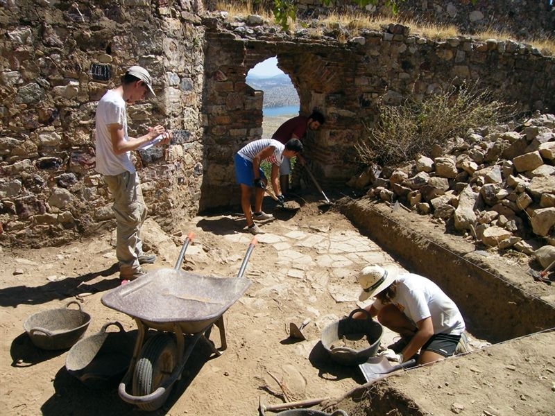 Los últimos avances de la excavación del castillo de Capilla y su poblado se podrán admirar en una muestra