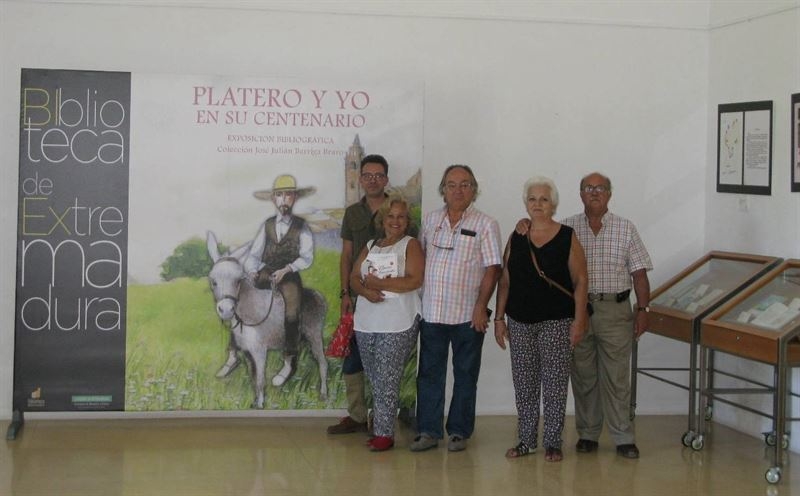 Familiares de Juan Ramón Jiménez visitan la exposición 'Platero y yo en su centenario' en la Biblioteca de Extremadura