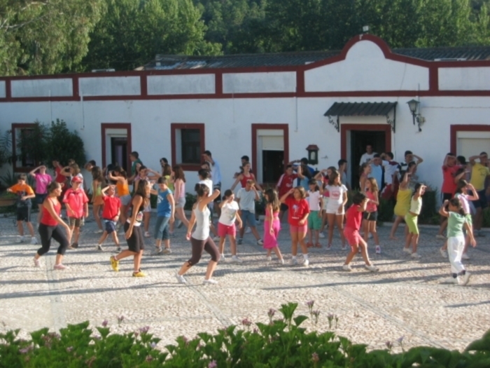 La asociación Zooterapia de Extremadura organiza un campamento rural en Badajoz para niños antes de la vuelta al colegio