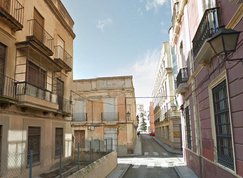 Buscan a las personas que huyeron tras empotrar un coche robado contra una vivienda en Badajoz