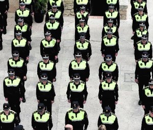 La ciudad de Badajoz celebra el Día de la Policía Local con exposiciones de uniformes y un simulacro de accidentes