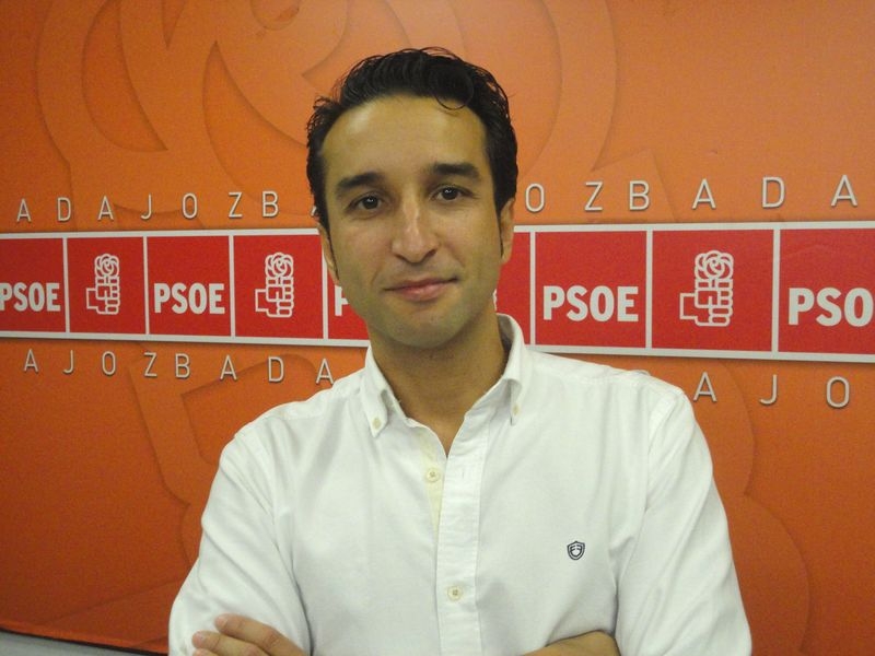 El militante Ricardo Cabezas presenta su precandidatura a las primarias del PSOE de Badajoz