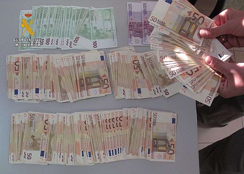 Interceptado por la Guardia Civil cuando intentaba sacar de España 20.800 euros sin declarar