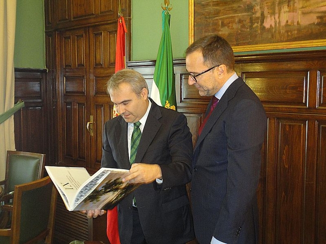 James Costos, Embajador de Estados Unidos en España, visita a Francisco Javier Fragoso