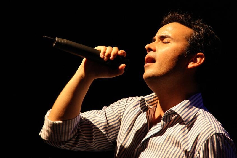 El cantante pacense Alberto Arroyo ofrece un concierto en la sala de ámbito cultural de El Corte Inglés 