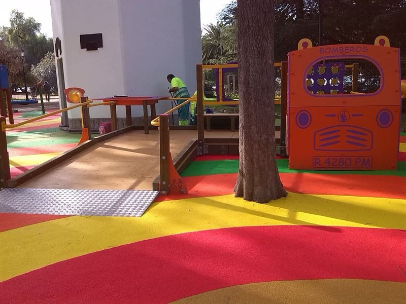 Apamex celebra la instalación de juegos infantiles ''para todos'' en el Parque de Castelar de Badajoz