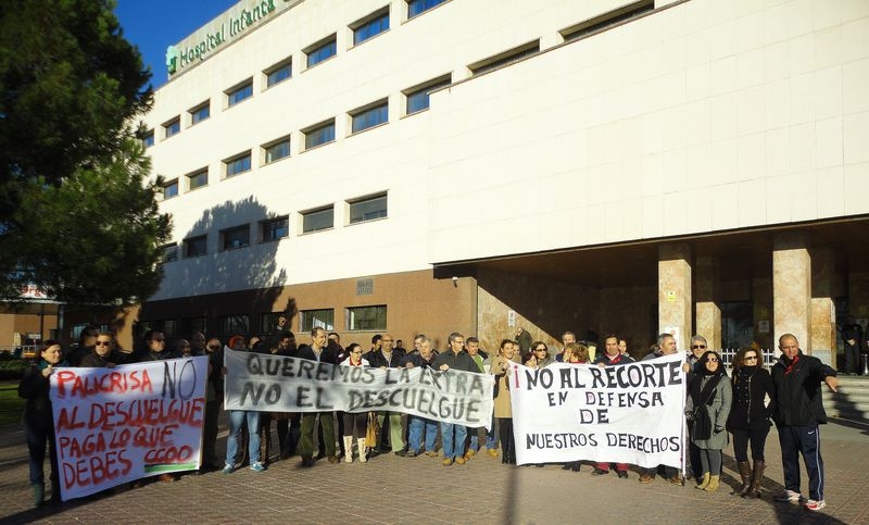Los trabajadores de PALICRISA se concentran en el Hospital Infanta Cristina por el ''descuelgue del convenio'' por parte de la empresa