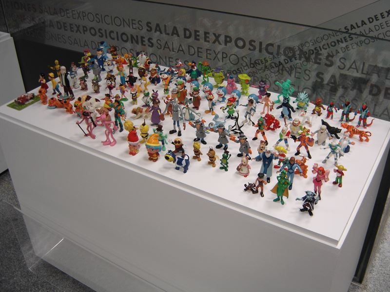 Un coleccionista pacense expone más de mil figuras de goma de personajes de series, películas y libros infantiles