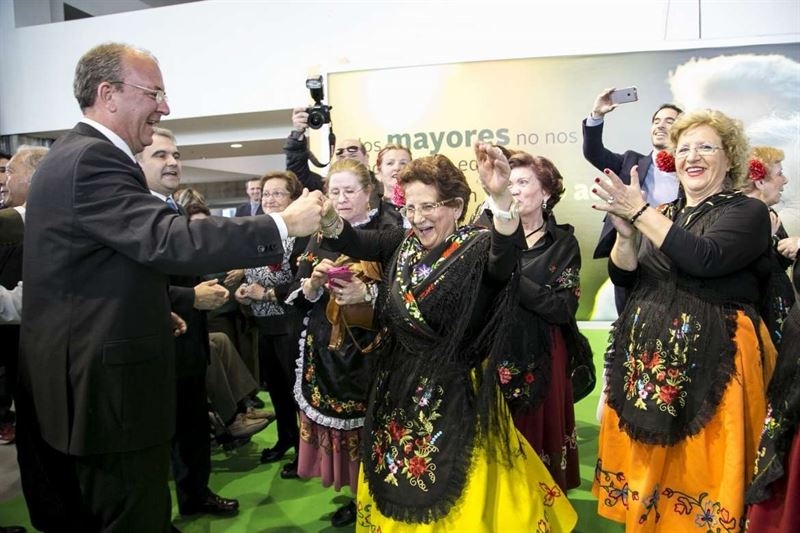 Monago visita en Badajoz la XVIII Feria de Mayores