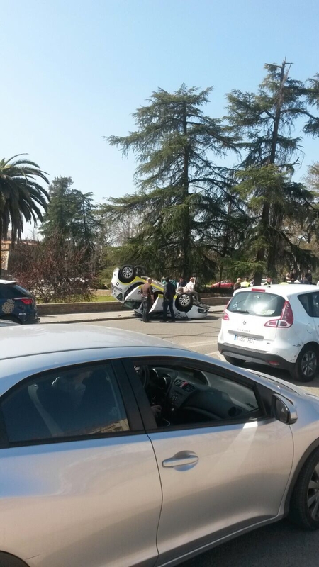 Vuelca en Badajoz un vehículo de la Policía Local