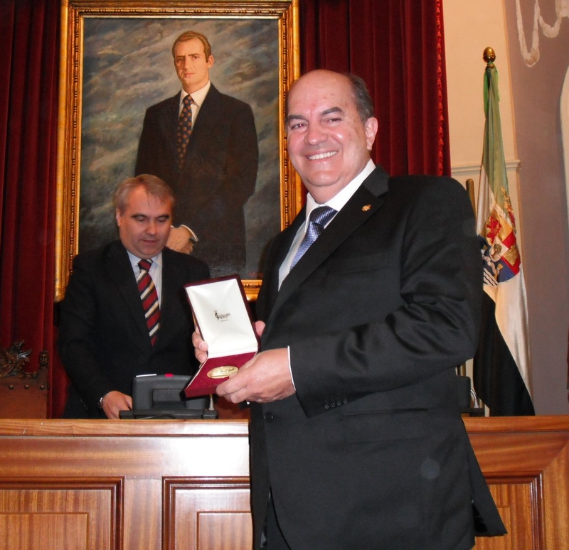 Fernando Bermejo recibe la ''Medalla Honorífica'' del Cuerpo de Bomberos 