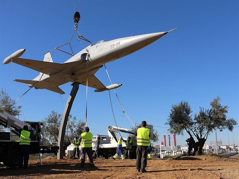Una rotonda de Badajoz homenajea a la Base Aérea de Talavera con la instalación de un F-5 donado por el Ejército