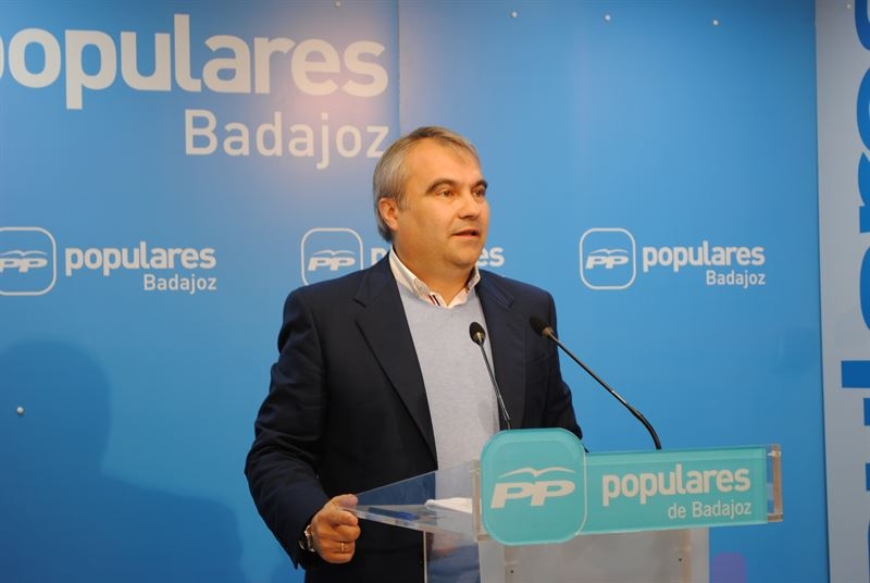 El actual delegado del Gobierno acompaña como número dos a Fragoso en la lista del PP a la alcaldía de Badajoz
