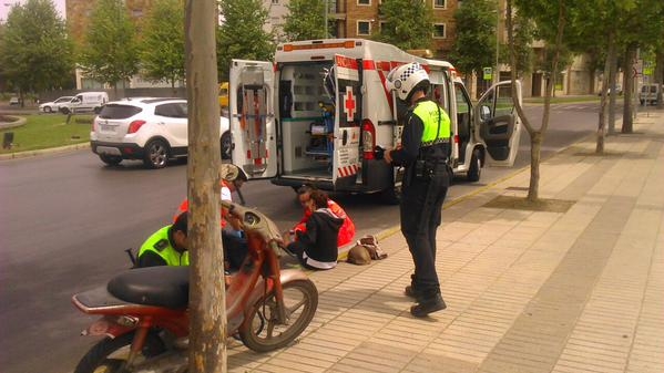 Mujer herida en un accidente de tráfico en la rotonda Isabel de Portugal