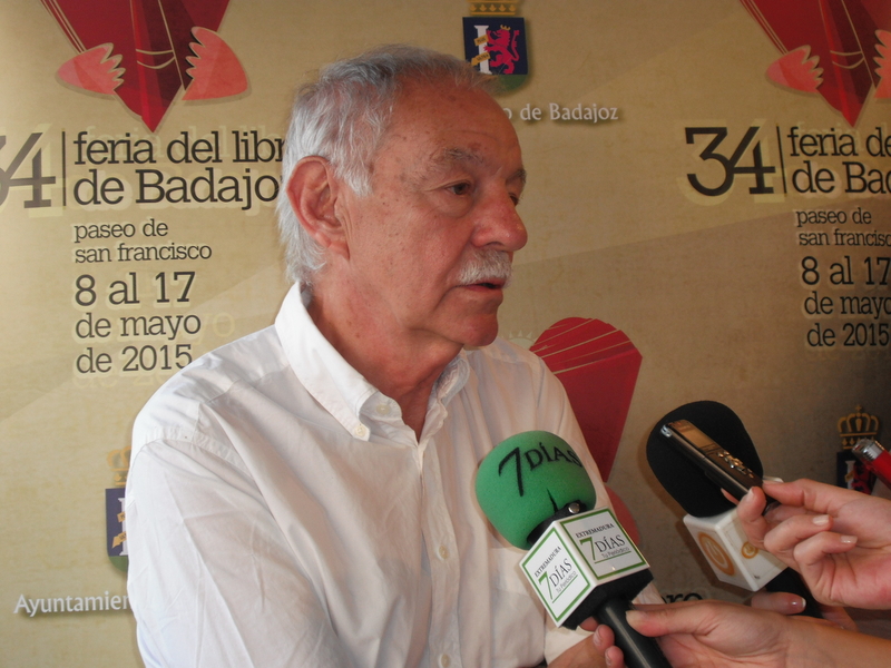 El escritor Eduardo Mendoza visita Badajoz