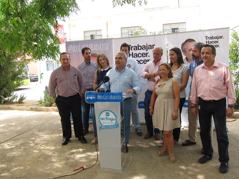 Fragoso plantea un plan anual de aceras, infraestructuras de agua, pavimento o alumbrado público en Badajoz