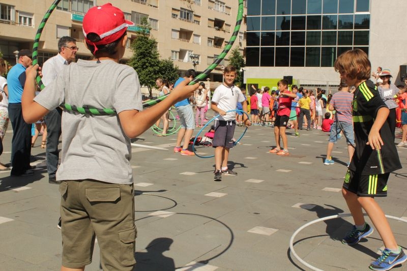 La Plaza de Conquistadores se llena de niños para incentivar el consumo saludable