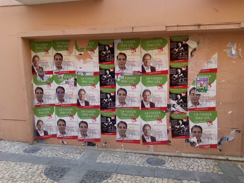 Una asociación insta a los partidos políticos a retirar los carteles de las elecciones del casco antiguo 