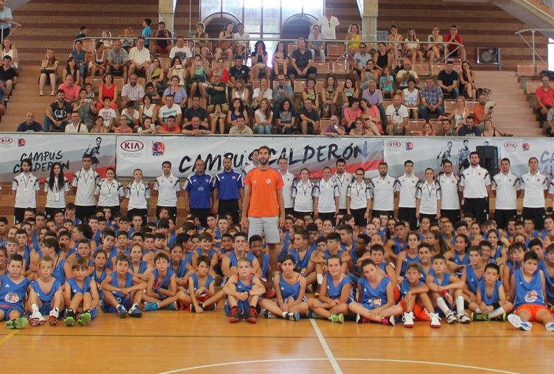 Más de 200 niños de toda España participan en Badajoz en el 'Campus Calderón 2015' de baloncesto
