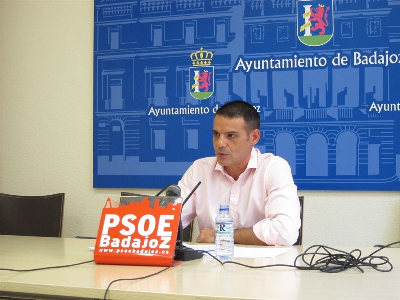 El PSOE de Badajoz pide que se congelen los precios del autobús urbano y del agua 