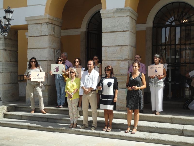 Minuto de silencio por las víctimas del crimen de Castelldefels