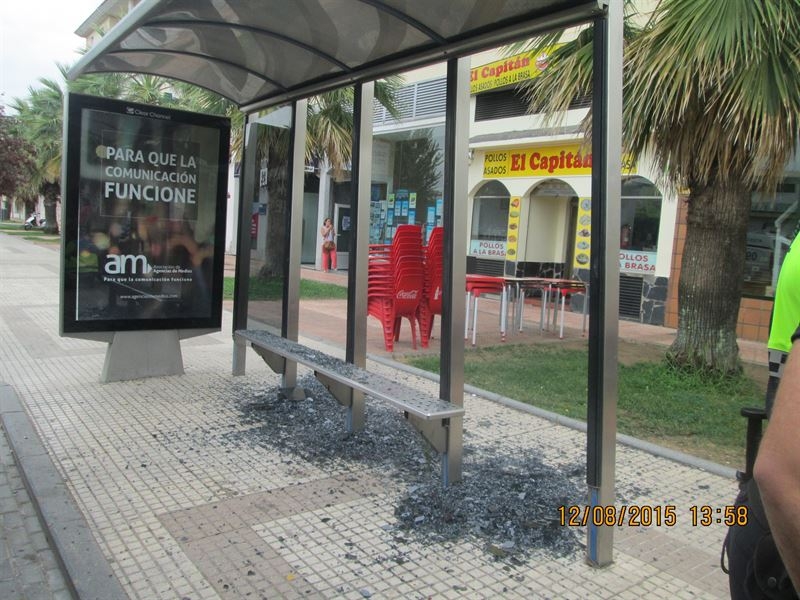 Una mujer resulta herida con cortes al chocar un autobús contra una marquesina en Badajoz