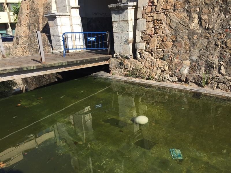 La Asociación Cívica de Badajoz recupera una bola ornamental de la Puerta del Pilar ante la 'inacción' del consistorio