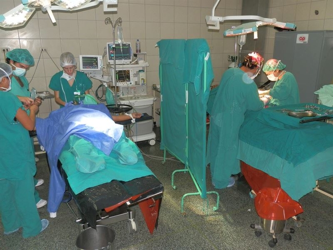 La Fundación Caja Badajoz colabora con 'Cirujanos en Acción' para realizar proyectos quirúrgicos en países emergentes