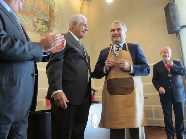 El alcalde de Badajoz recibe la Medalla Extremeña de Gastronomía
