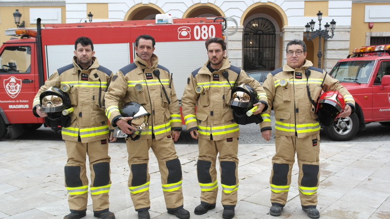 El cuerpo de Bomberos de Badajoz estrena nuevo uniforme más resistente, ligero y avanzado