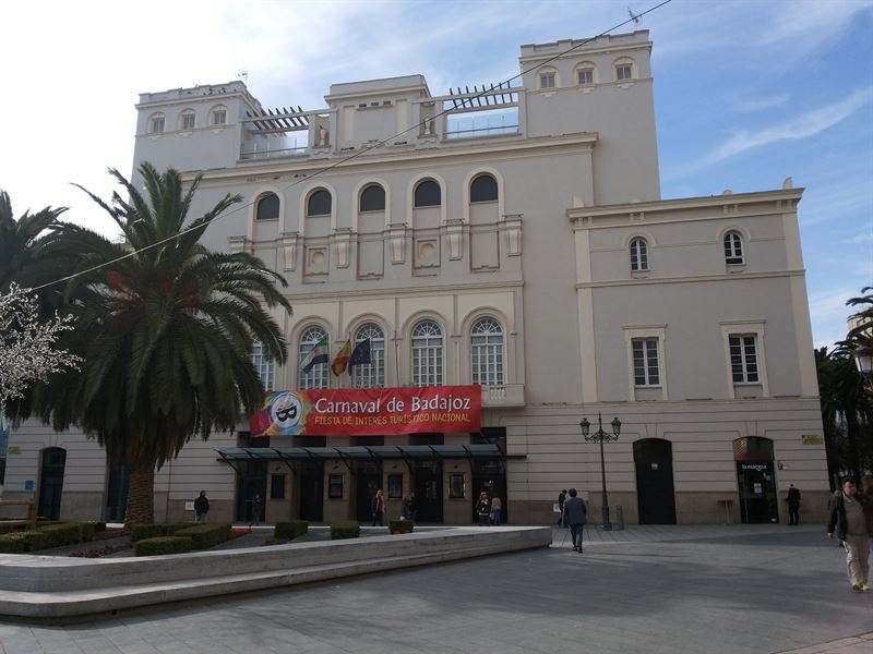 El concurso de murgas del Carnaval de Badajoz continúa este lunes con la primera semifinal