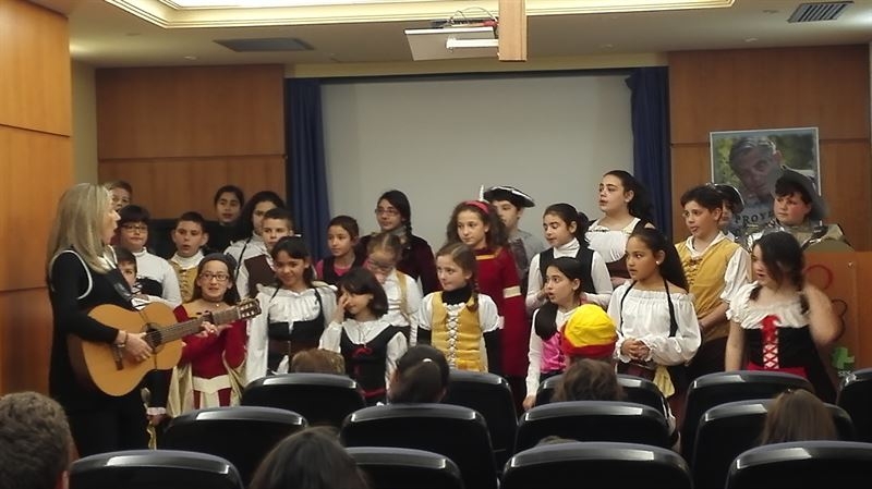 ugadores de la escuela de fútbol del Rayo Vallecano y una murga infantil animan a los niños de un hospital de Badajoz
