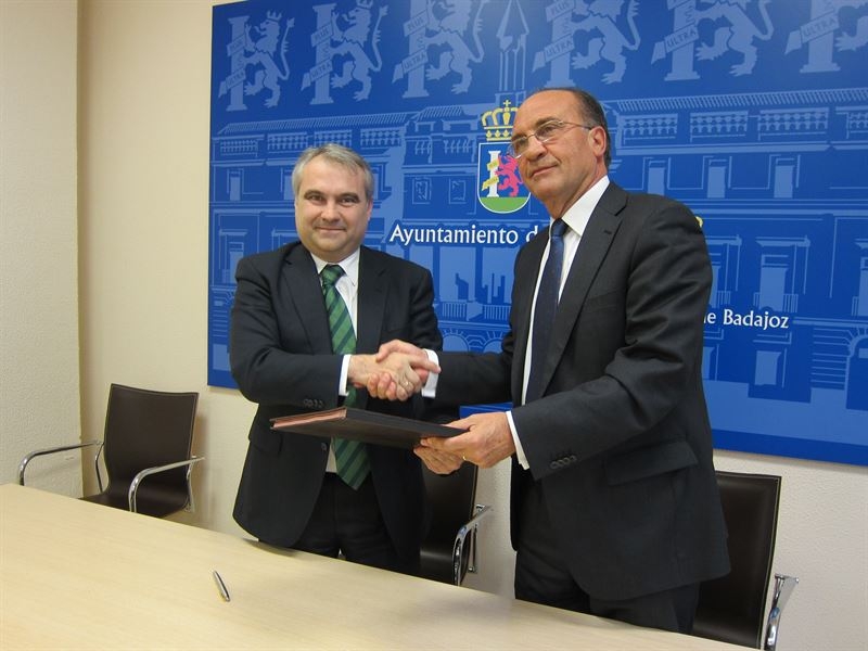 El Ayuntamiento de Badajoz y Liberbank firman el convenio de subrogación del Párking Conquistadores