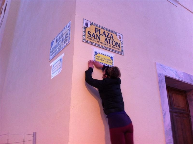 El Círculo Feminismos de Podemos Badajoz celebra el Día de la Mujer con un cambio simbólico de nombres de calles