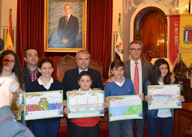 El ayuntamiento entrega los premios del concurso de dibujo OMIC 2016 a los alumnos ganadores