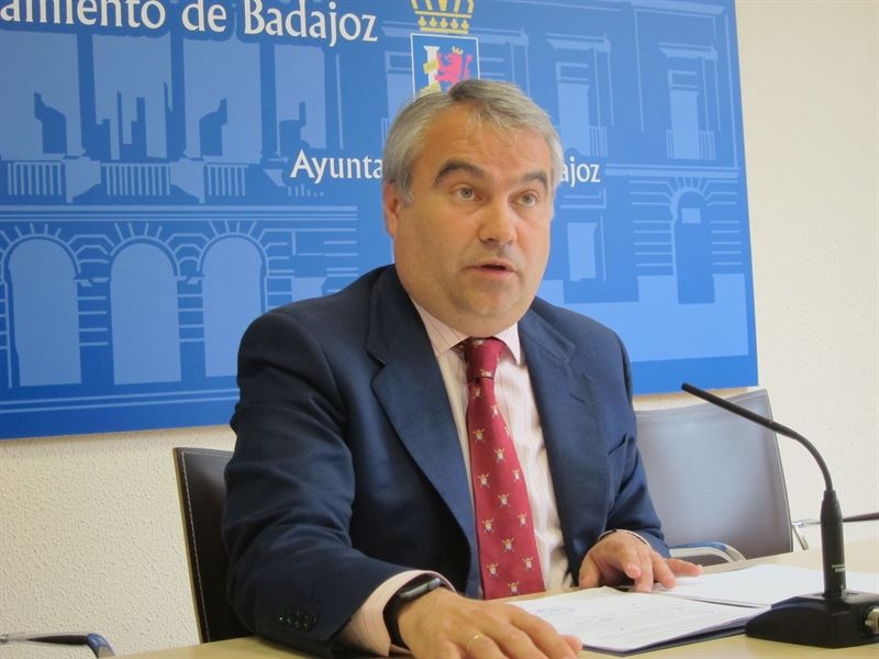 El alcalde de Badajoz valora que Portugal proyecte incluir trenes de pasajeros en la línea entre Évora y Caya