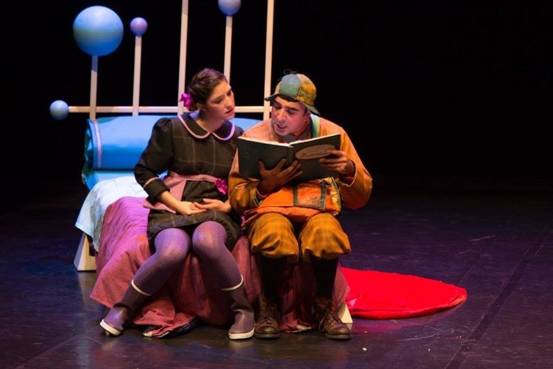 Una obra de teatro para escolares trata de inculcar la lectura como hábito entre niños frente a las nuevas tecnologías