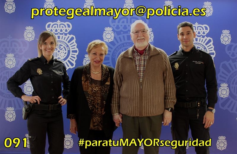 Un inspector de la Policía Nacional imparte en Badajoz una charla sobre protección a las personas mayores