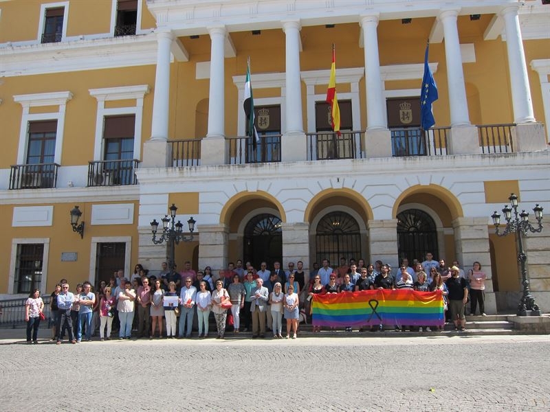 Políticos y representantes de la Fundación Triángulo guardan un minuto de silencio en Badajoz por el atentado de Orlando