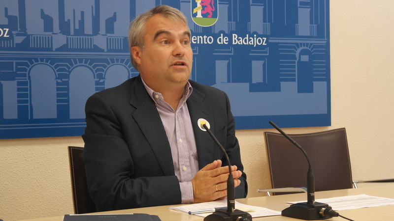 El alcalde se compromete a crear 5 nuevas plazas de Bomberos