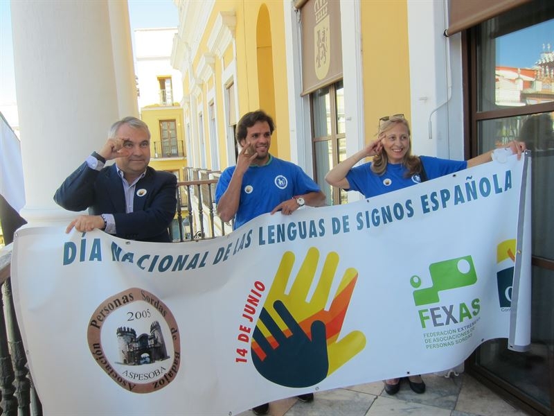 Badajoz celebra el Día de las Lenguas de Signos Españolas con la iluminación en turquesa de sus principales monumentos