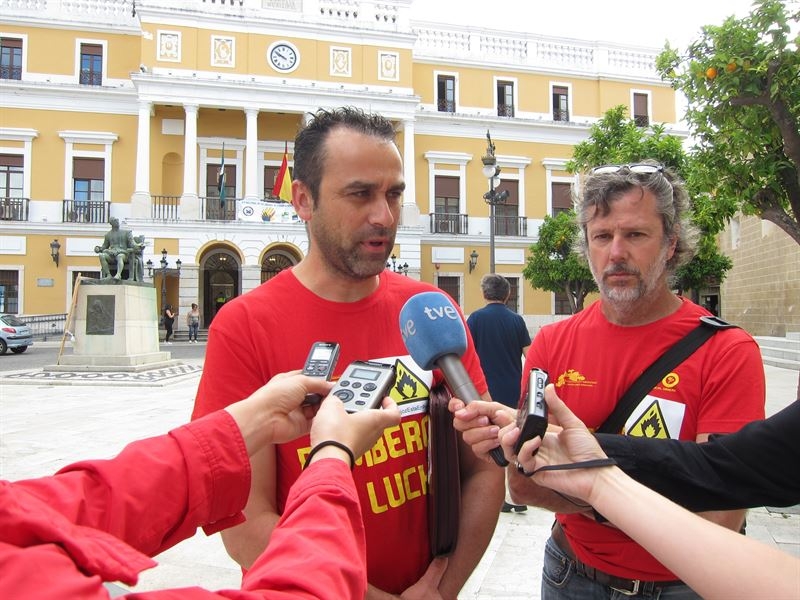 La asamblea de bomberos de Badajoz afirma que Fragoso está ''mintiendo'' y exige que ''se siente y hable'' con el colectivo