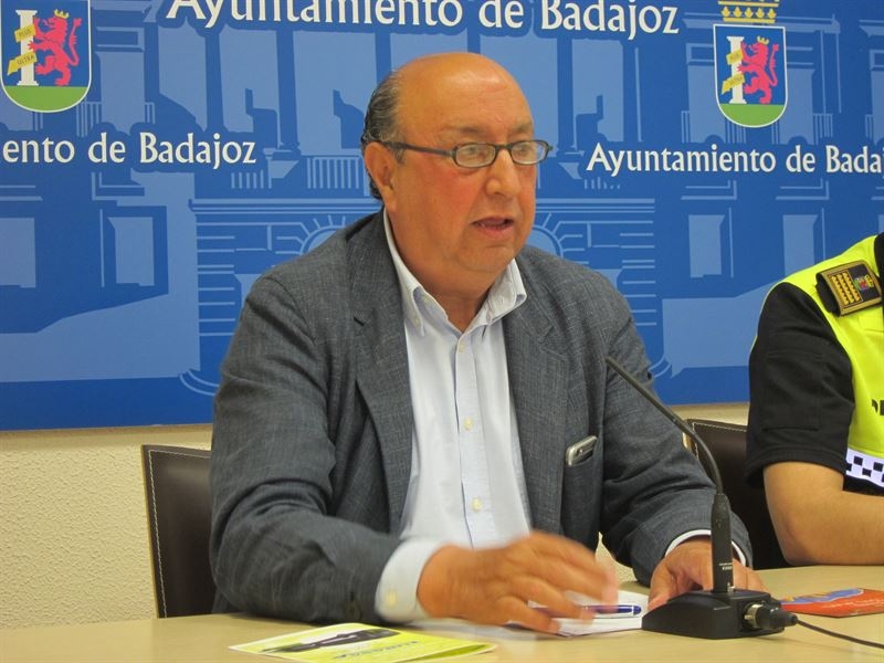El equipo de gobierno local y los bomberos de Badajoz firman una ''hoja de ruta'' para empezar a ''negociar''