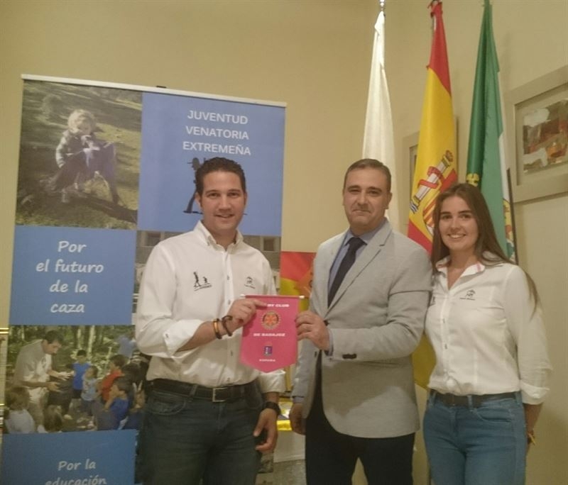 El Rotary Club de Badajoz y Juvenex firman un convenio para generar colaboraciones mutuas