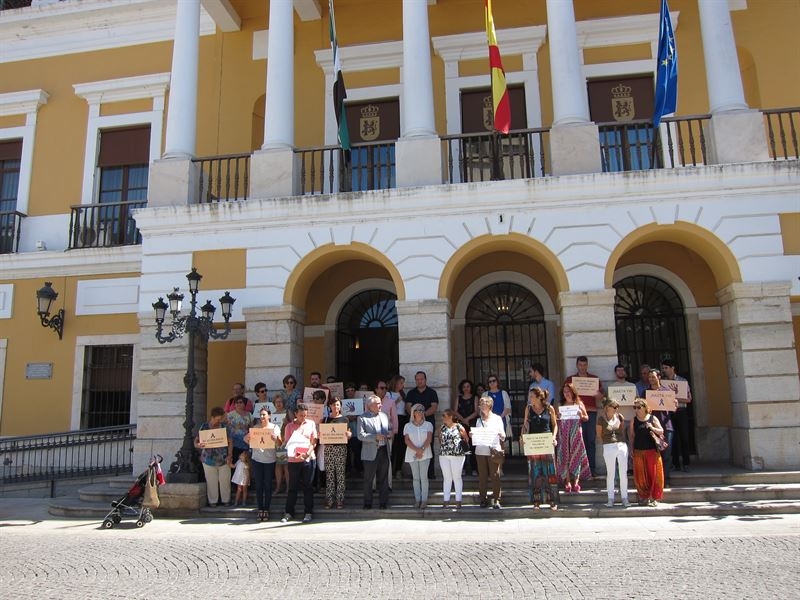 El Ayuntamiento de Badajoz guarda un minuto de silencio por la última víctima de violencia de género